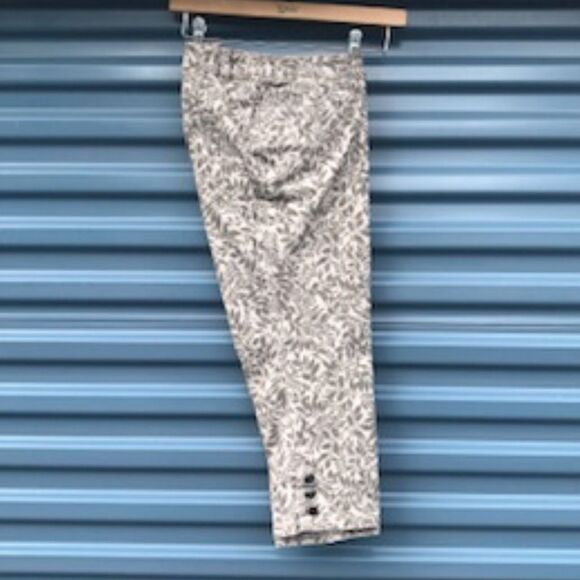 Petite Jeans . Size: 4 Petite Crop . Floral Pattern . Shape Fit - Mid Rise Jeans - Picture 2 of 3